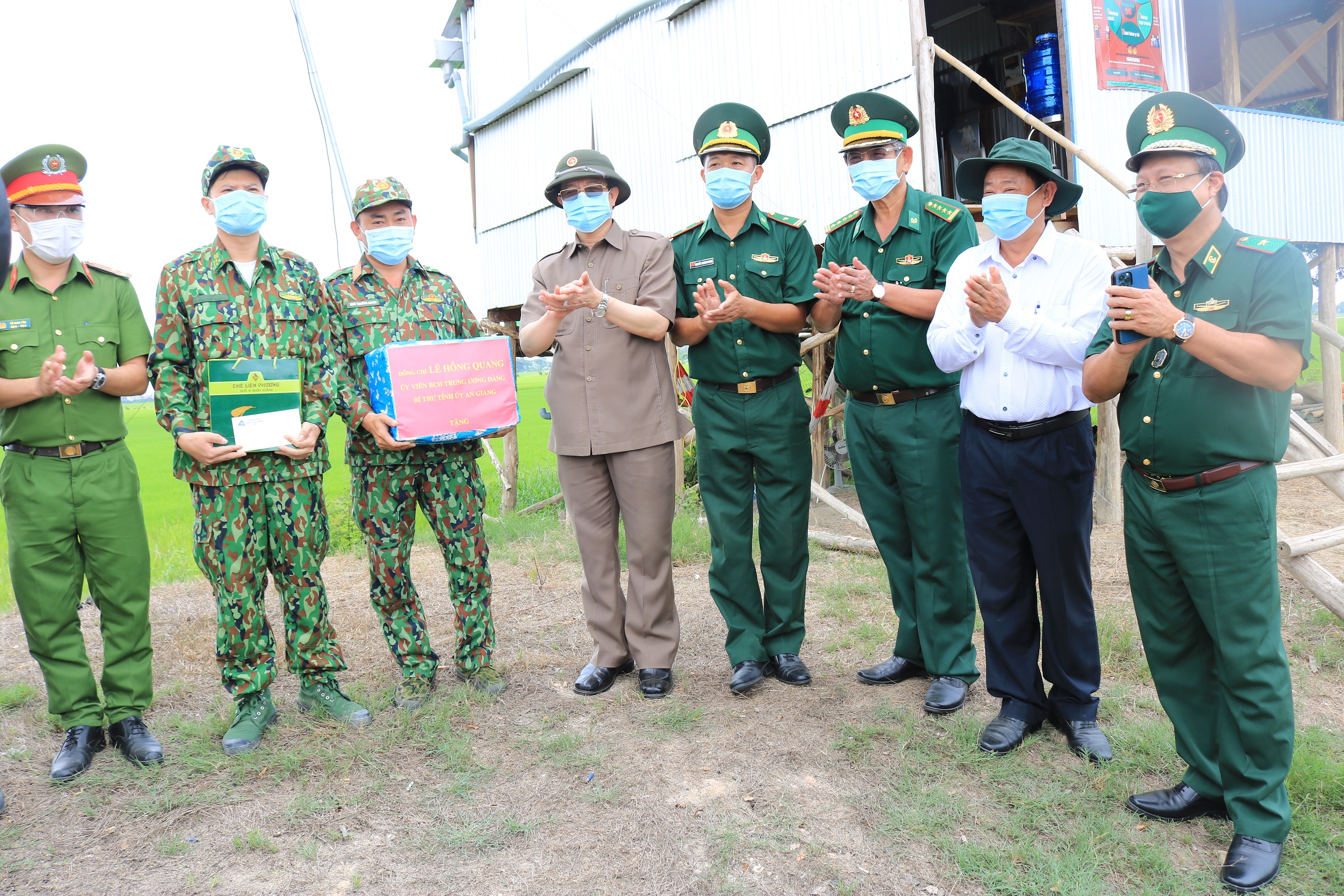 Tân Bí thư Tỉnh ủy An Giang khảo sát công tác phòng, chống dịch bệnh Covid-19 tuyến biên giới - Ảnh 2.