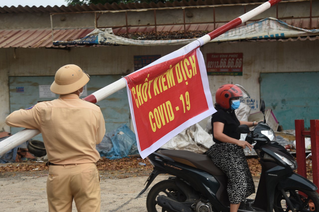 Covid-19: Một người từng đến bar, cả thôn phải đi xét nghiệm - Ảnh 3.