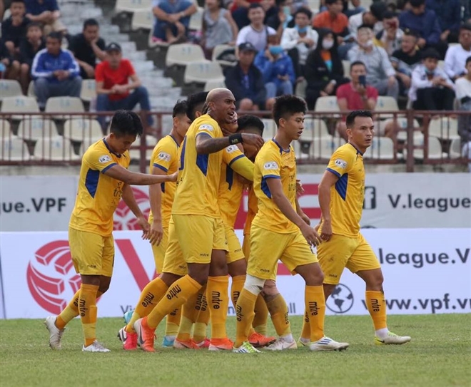 NÓNG: V.League 2021 bị hoãn vì cầu thủ SLNA là F2 - Ảnh 1.