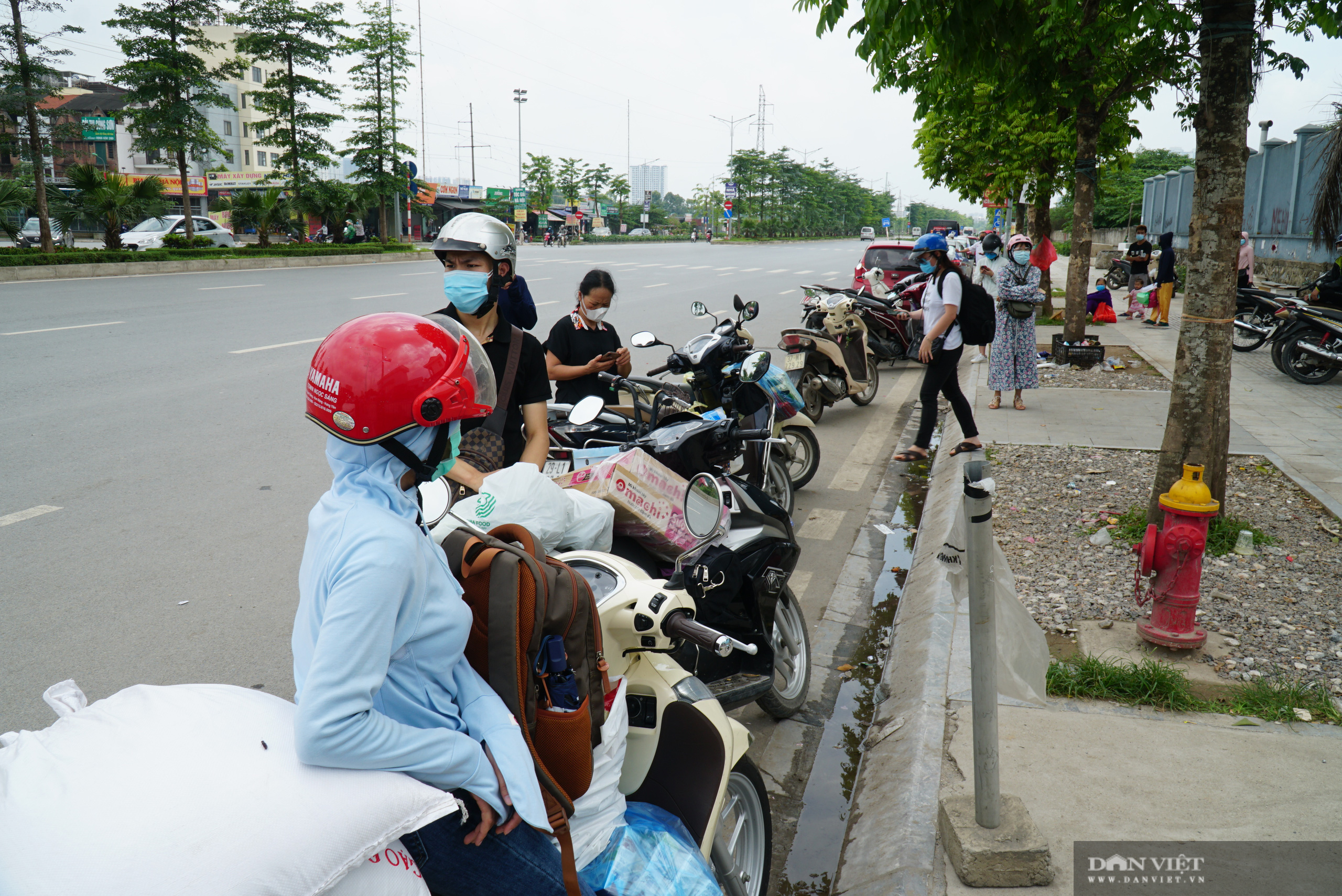 Bệnh viện K Tân Triều bị phong toả, người thân đội nắng tiếp tế đồ ăn - Ảnh 7.