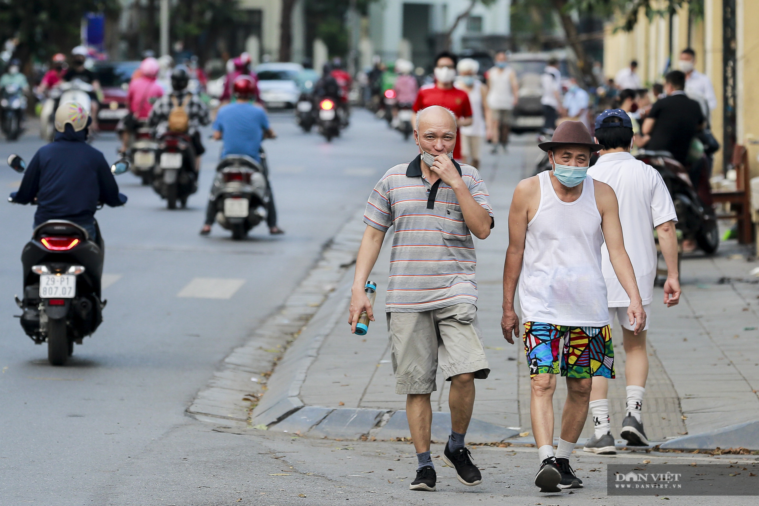 Công viên đóng cửa, vỉa hè thành nơi tập thể dục mới của người dân Thủ đô - Ảnh 4.