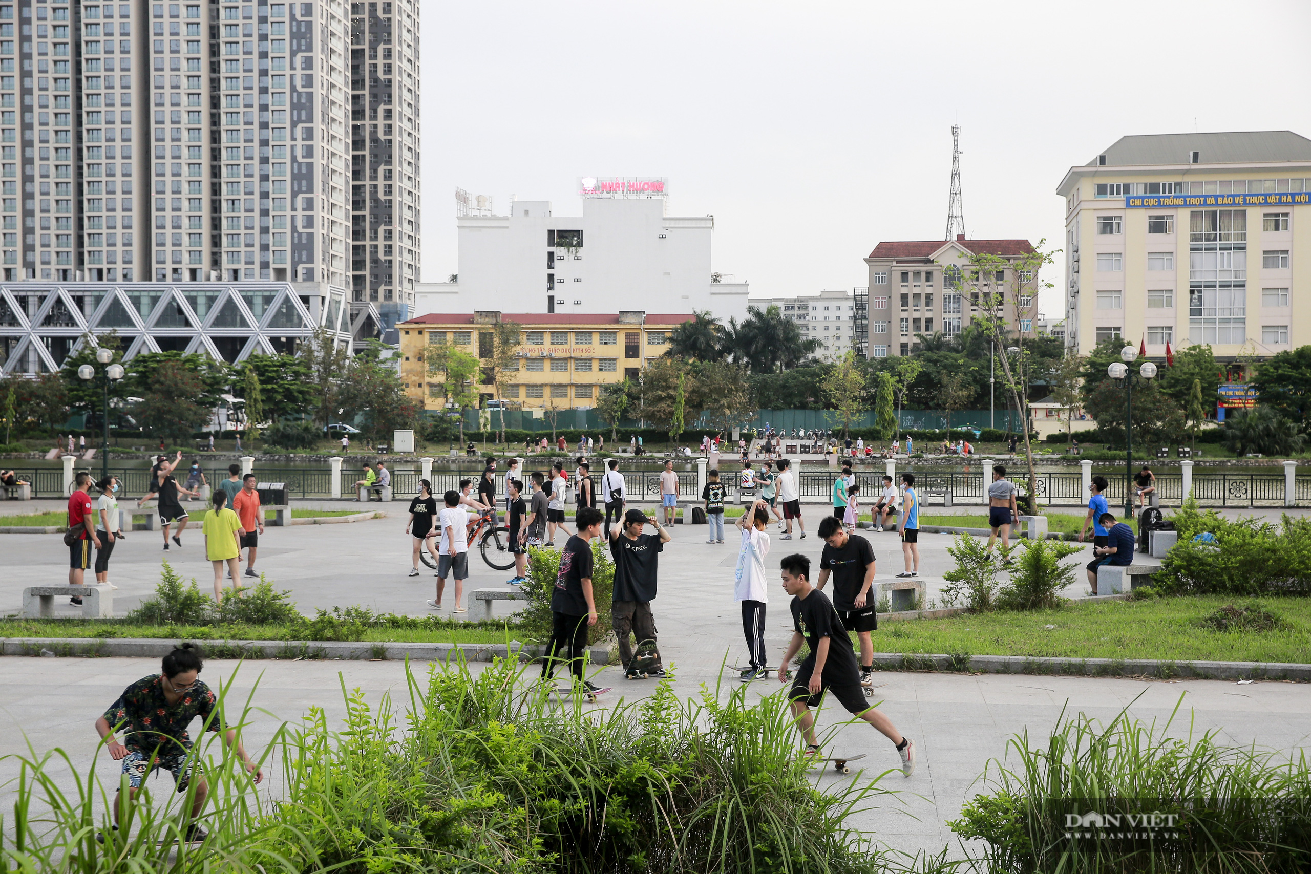 Công viên đóng cửa, vỉa hè thành nơi tập thể dục mới của người dân Thủ đô - Ảnh 8.