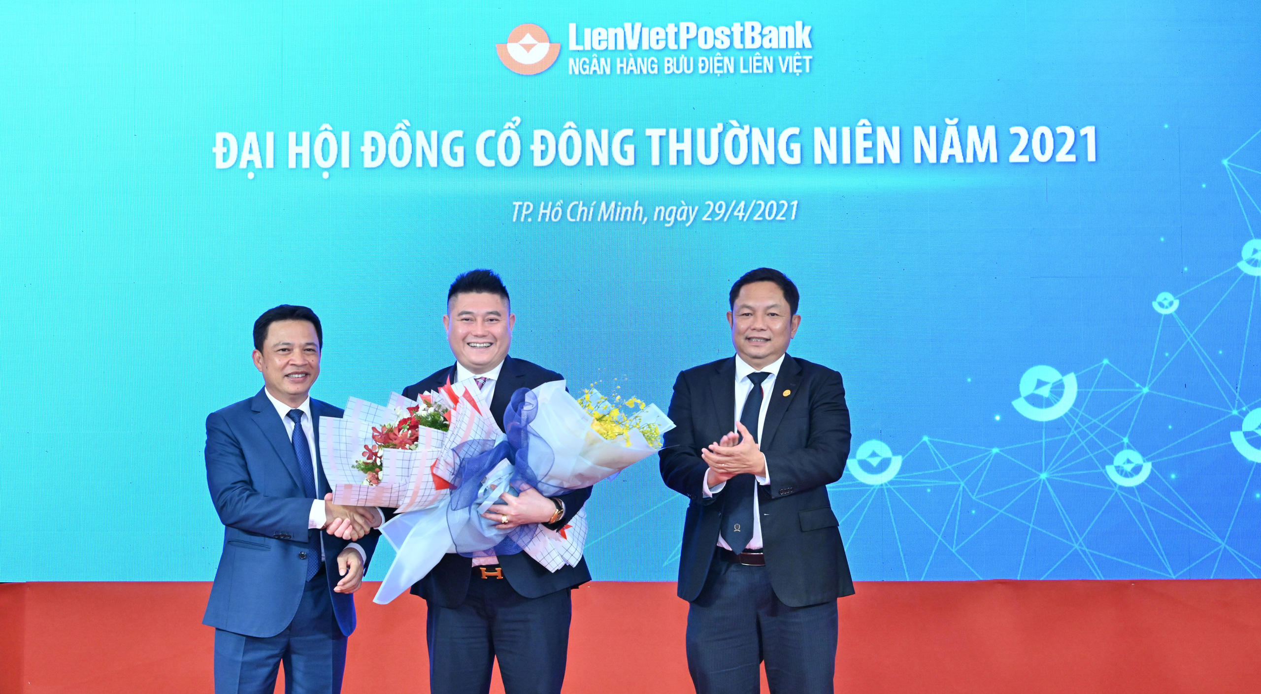 Bầu Thụy trở thành Phó Chủ tịch LienVietPostBank - Ảnh 2.