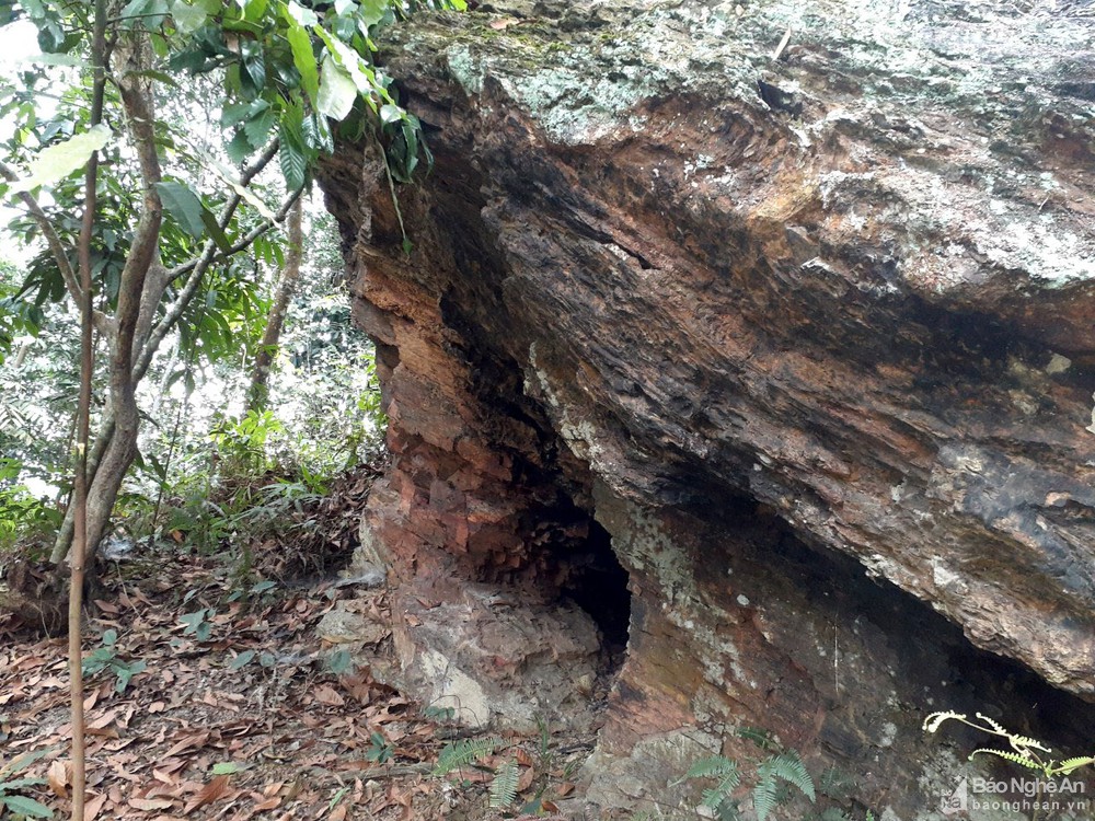 Nghệ An: Khối đá linh thiêng với dấu chân khổng lồ gắn liền với những câu chuyện huyền bí - Ảnh 4.