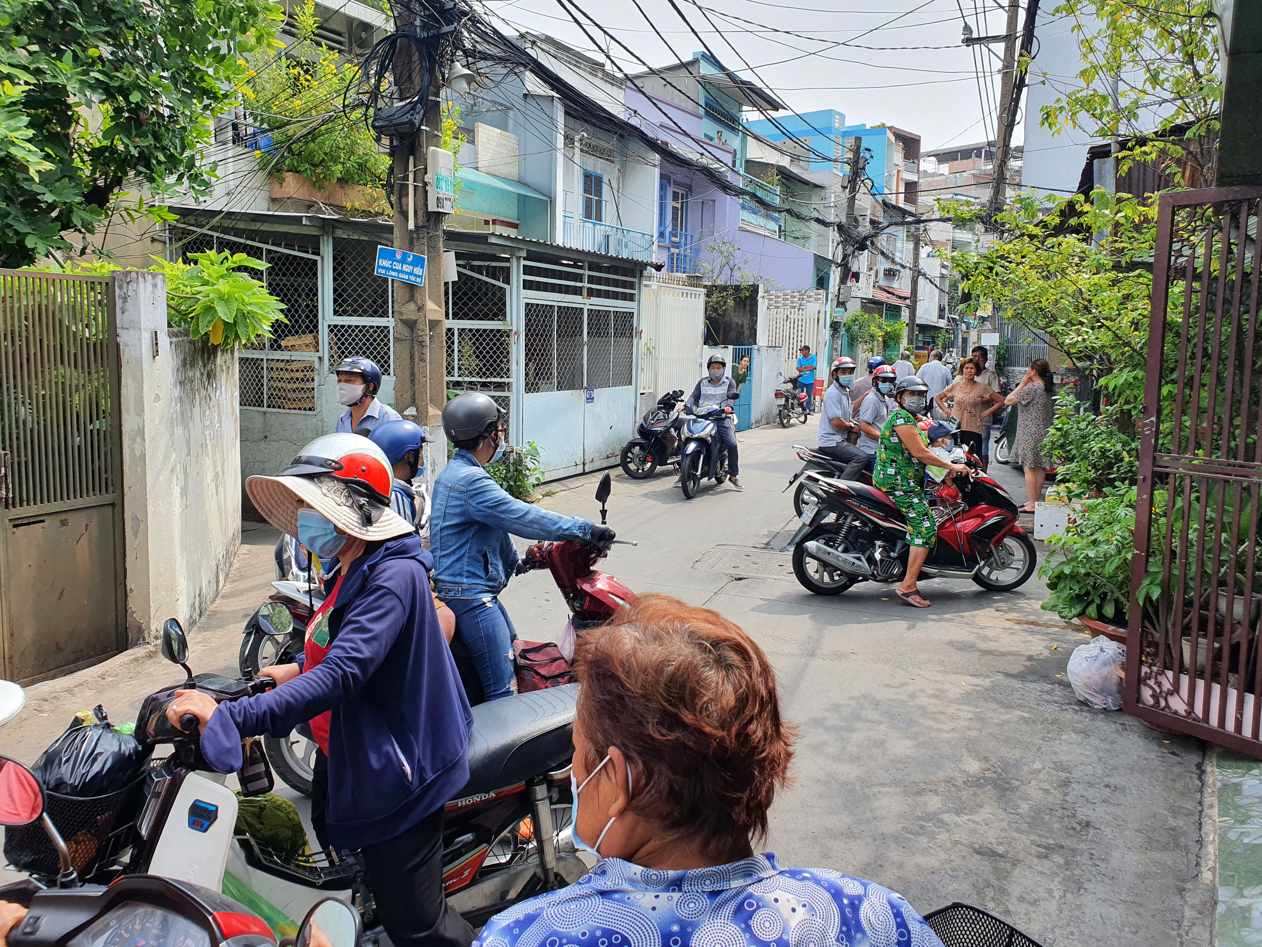 Vụ cháy 8 người chết ở TP.HCM: Hàng xóm còn run, hôm nay là ngày học cuối cùng của các con mà! - Ảnh 3.