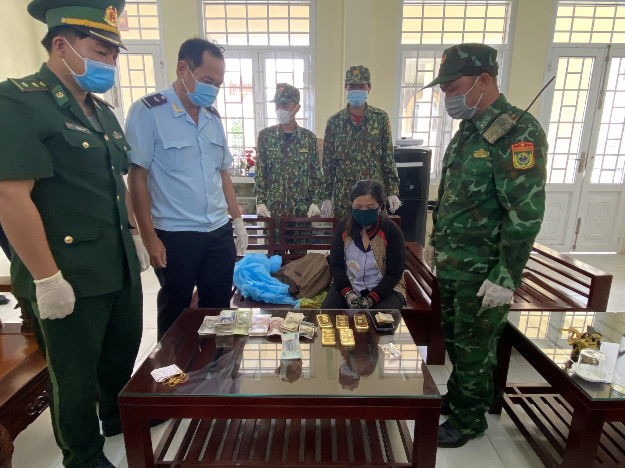 An Giang bắt giữ người phụ nữ vận chuyển 5kg kim loại nghi vàng trái phép vào Việt Nam - Ảnh 2.