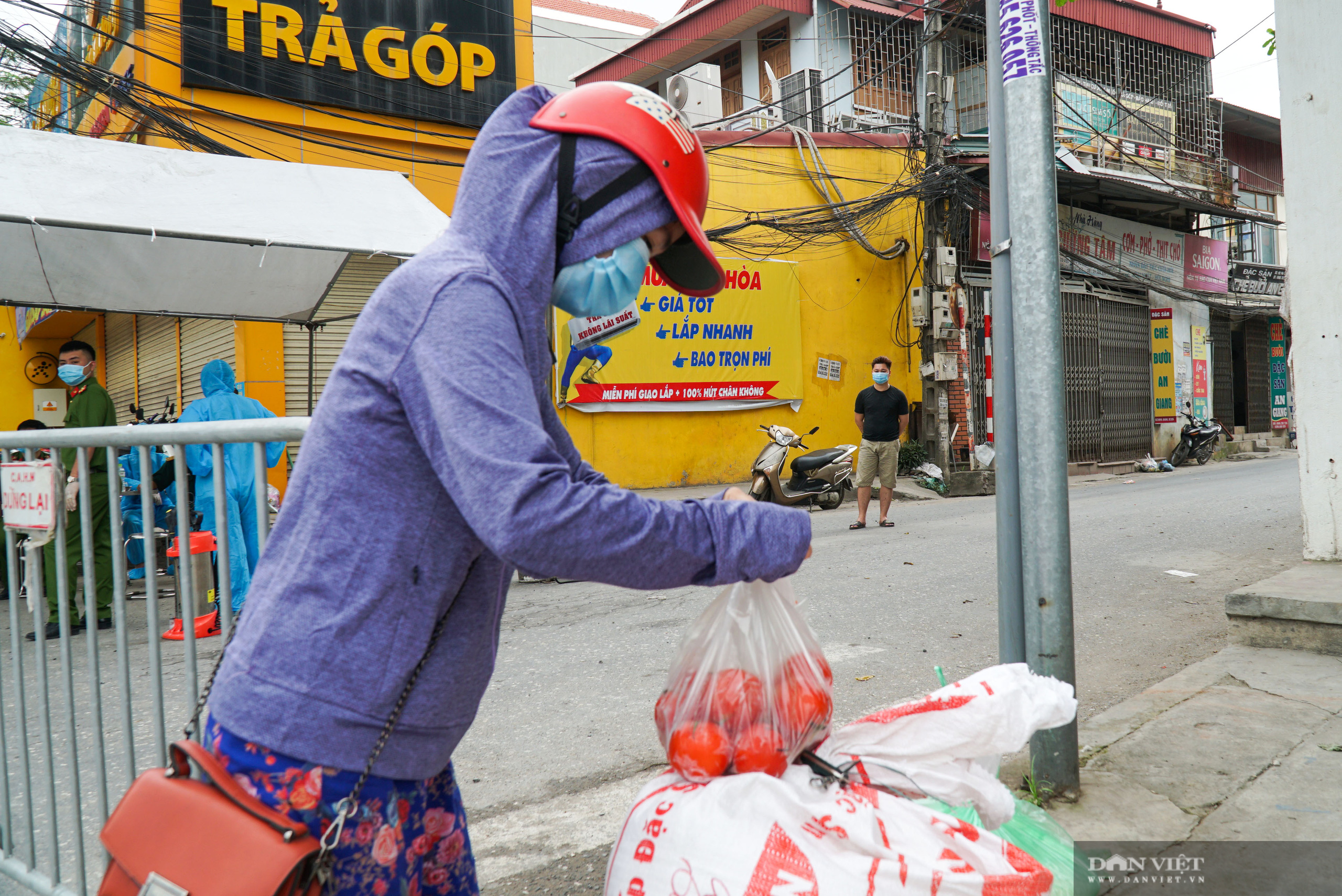 Hàng trăm hộ dân dọc quốc lộ 1A bị chằng dây phong tỏa vì dịch Covid-19 - Ảnh 14.