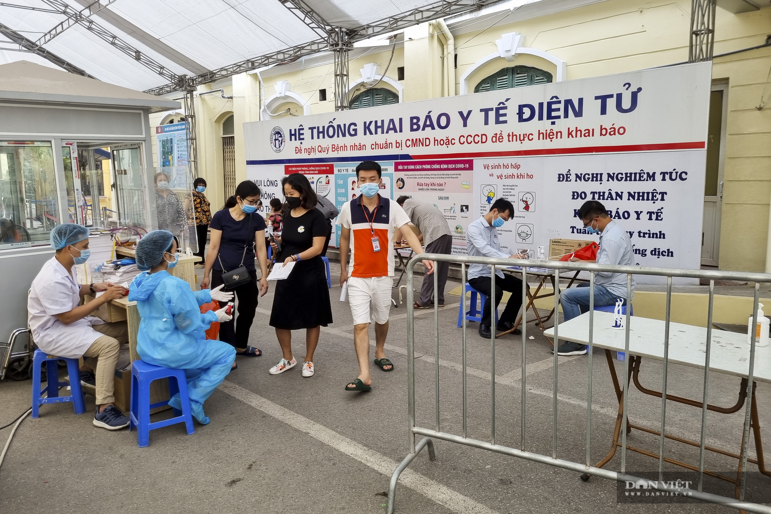 Các bệnh viện tại Hà Nội tăng cường phòng, chống Covid-19 ngay từ cổng vào - Ảnh 1.