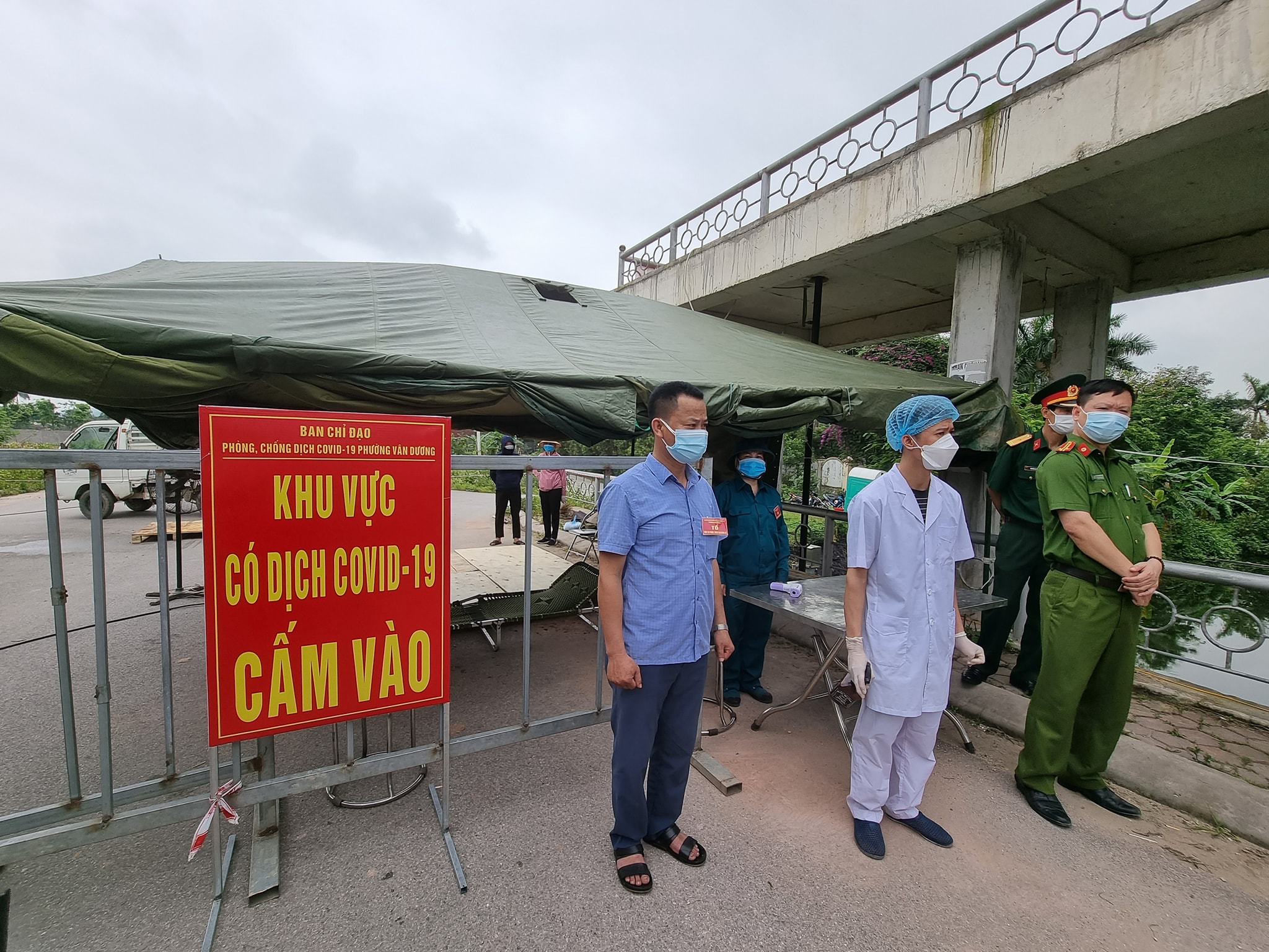 Phong tỏa chống Covid-19 thành công là: &quot;Đường sá vắng tanh, cửa đóng im ỉm, chó gà ngơ ngác&quot; - Ảnh 3.