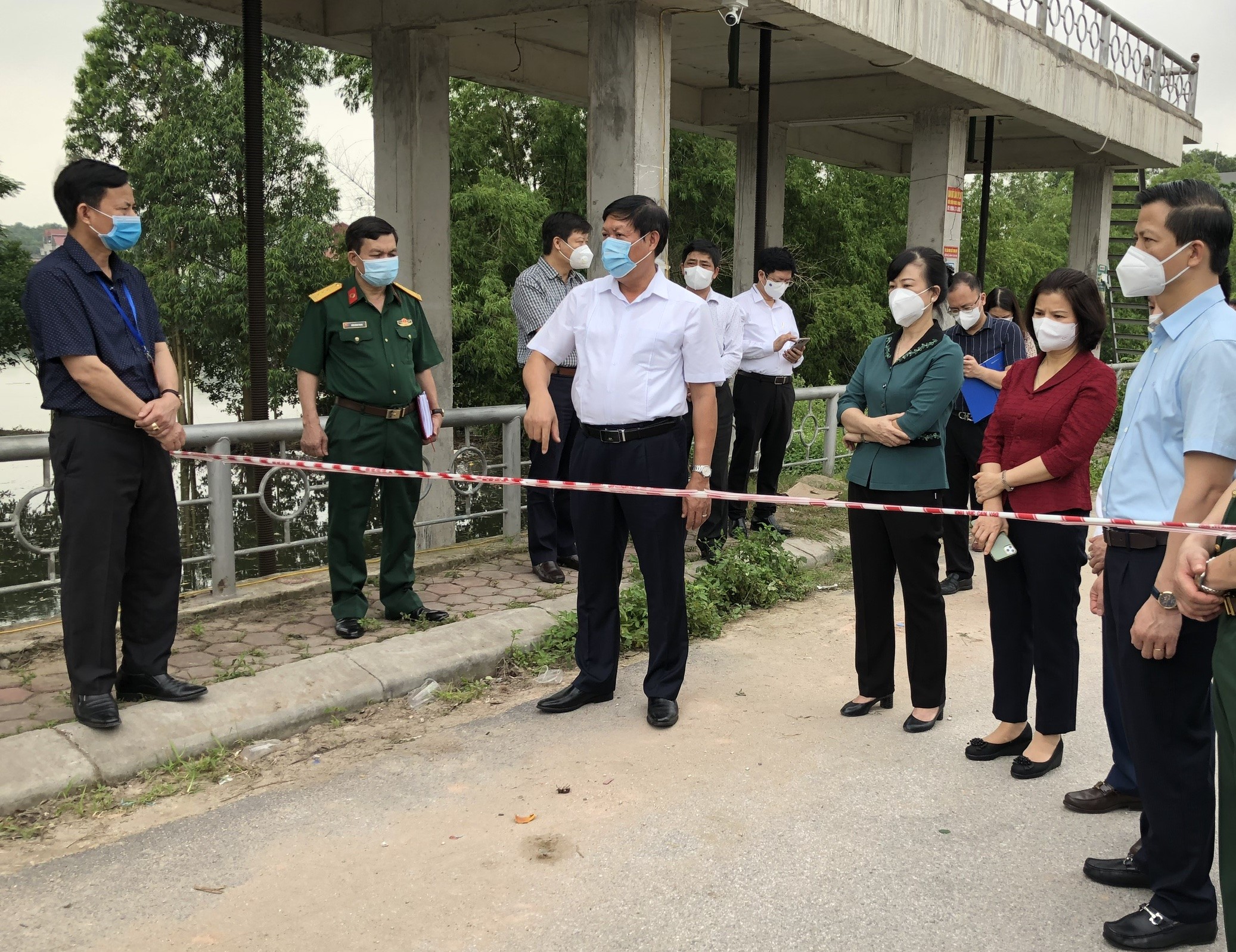 Thứ trưởng Bộ Y tế Đỗ Xuân Tuyên lưu ý Bắc Ninh phòng dịch Covid-19 ở các KCN, cơ sở điều trị, công sở... - Ảnh 2.