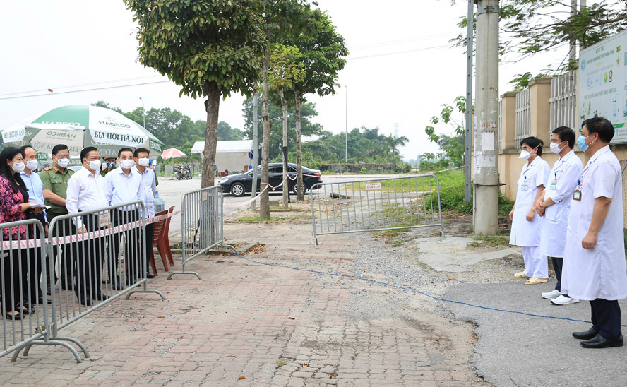 Bí thư Thành ủy Hà Nội Đinh Tiến Dũng và các đồng chí lãnh đạo thành phố Hà Nội thăm, động viên các y, bác sĩ đang làm nhiệm vụ tại Bệnh viện Bệnh nhiệt đới trung ương, cơ sở Kim Chung (huyện Đông Anh).