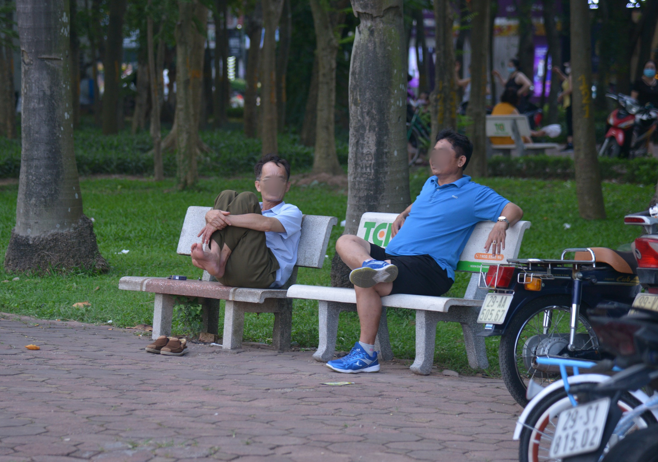 Bất chấp lệnh cấm phòng dịch Covid-19, người Hà Nội vẫn đổ ra công viên &quot;trổ tài&quot; hát karaoke, tập thể dục - Ảnh 5.
