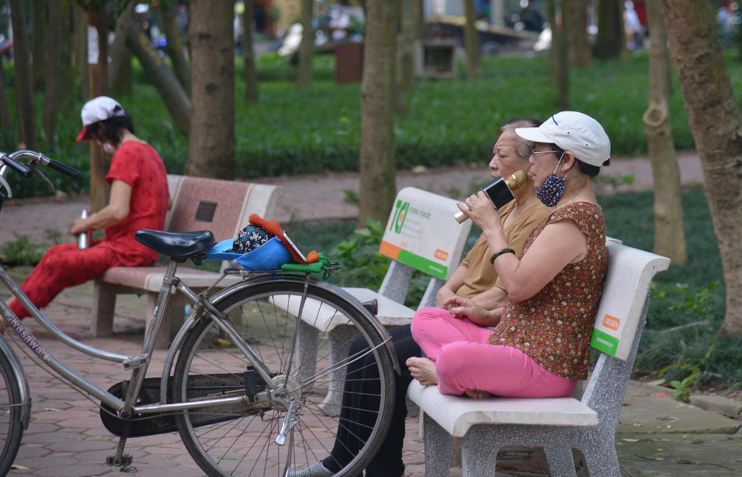 Bất chấp lệnh cấm phòng dịch Covid-19, người Hà Nội vẫn đổ ra công viên &quot;trổ tài&quot; hát karaoke, tập thể dục - Ảnh 6.