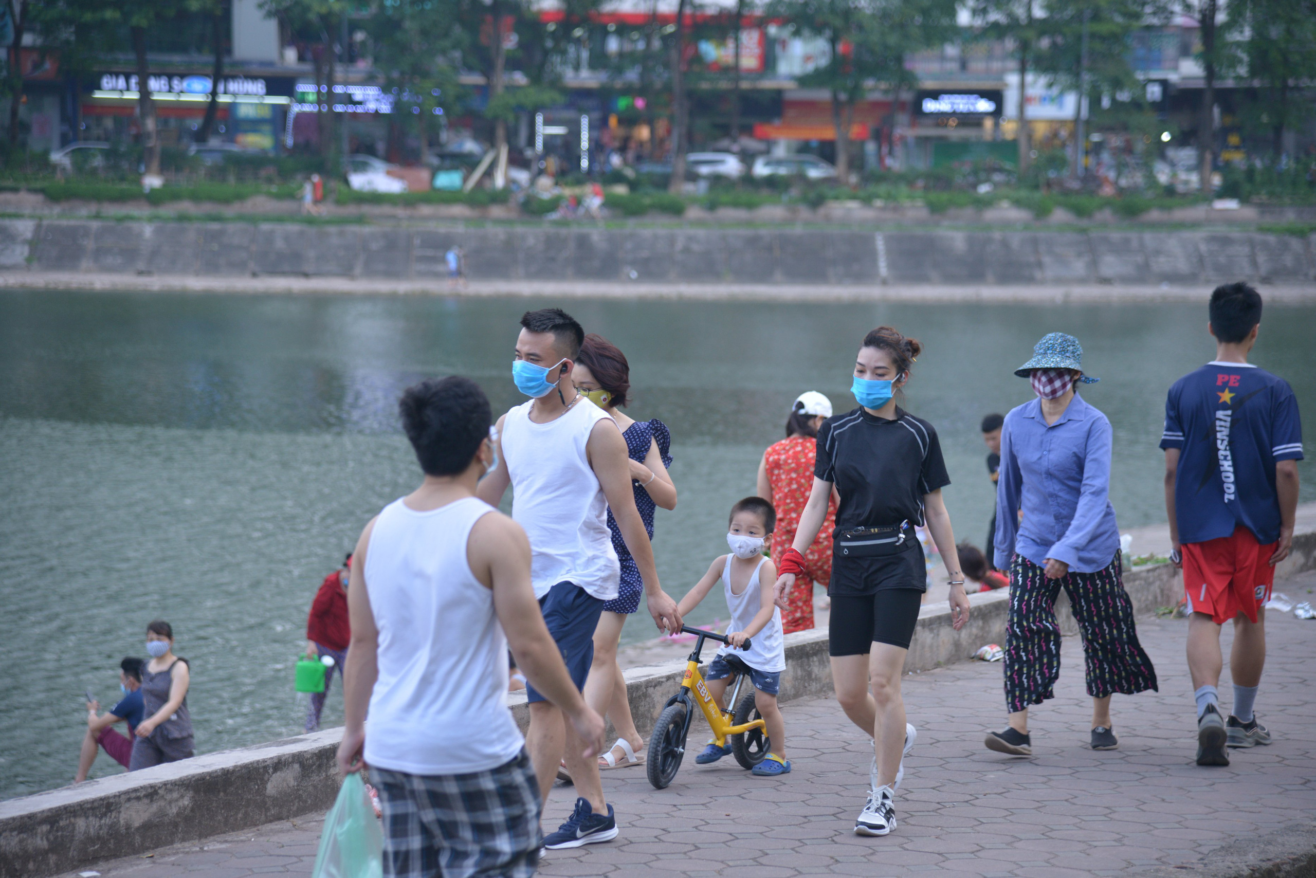 Bất chấp lệnh cấm phòng dịch Covid-19, người Hà Nội vẫn đổ ra công viên &quot;trổ tài&quot; hát karaoke, tập thể dục - Ảnh 2.