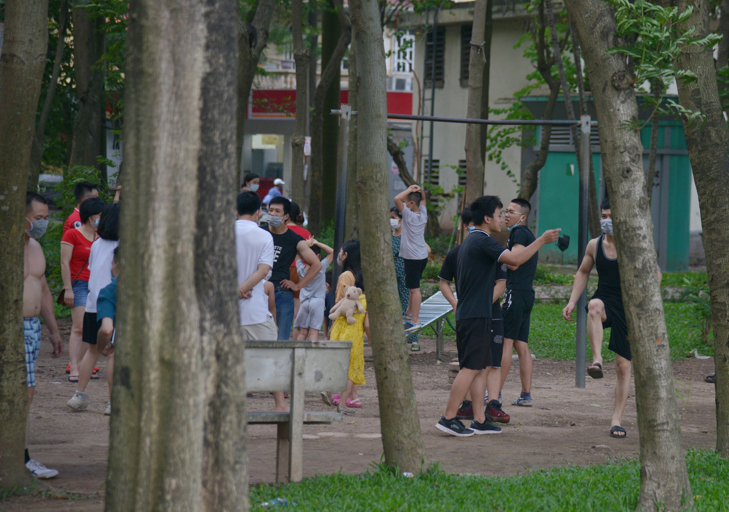 Bất chấp lệnh cấm phòng dịch Covid-19, người Hà Nội vẫn đổ ra công viên &quot;trổ tài&quot; hát karaoke, tập thể dục - Ảnh 4.