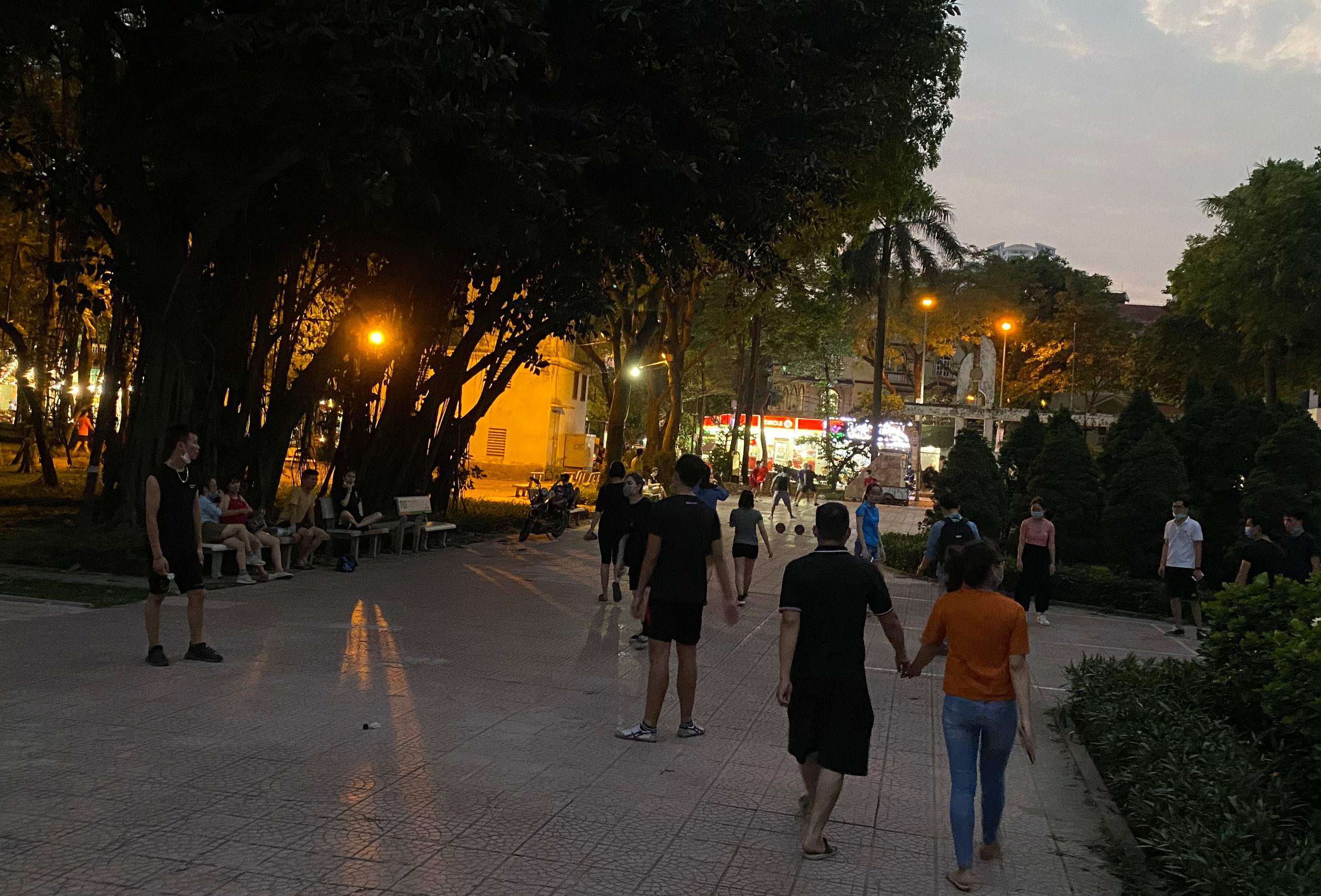 Bất chấp lệnh cấm phòng dịch Covid-19, người Hà Nội vẫn đổ ra công viên &quot;trổ tài&quot; hát karaoke, tập thể dục - Ảnh 8.