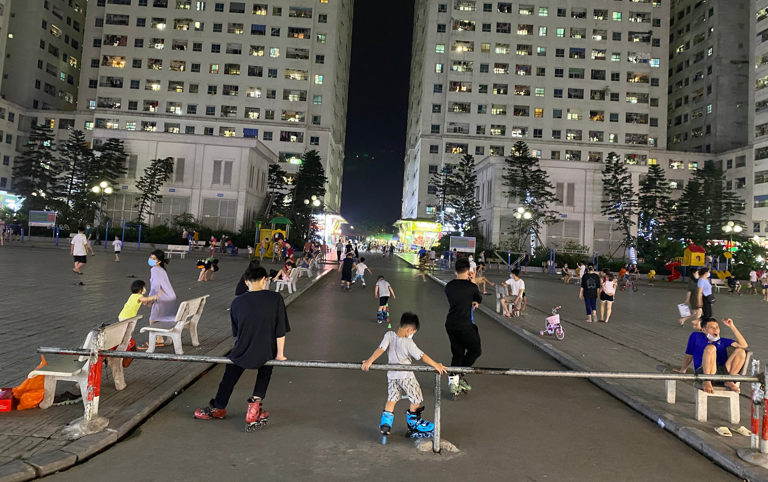 Bất chấp lệnh cấm phòng dịch Covid-19, người Hà Nội vẫn đổ ra công viên &quot;trổ tài&quot; hát karaoke, tập thể dục - Ảnh 7.