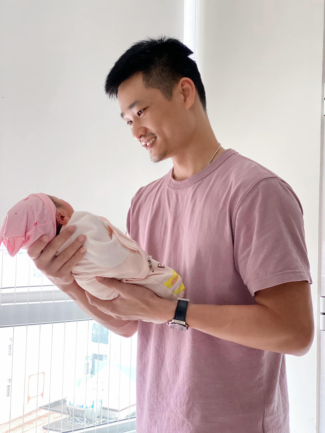 Chồng Bảo Thanh hạnh phúc khi chăm sóc con gái nhỏ.