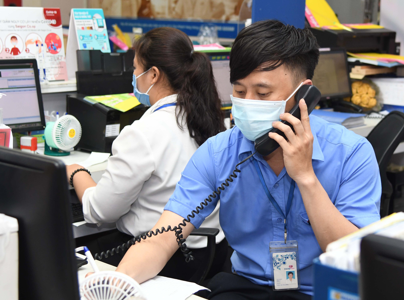 TP.HCM giãn cách xã hội: Người dân ngồi ở nhà đi siêu thị, còn được khuyến mãi hà rầm - Ảnh 3.