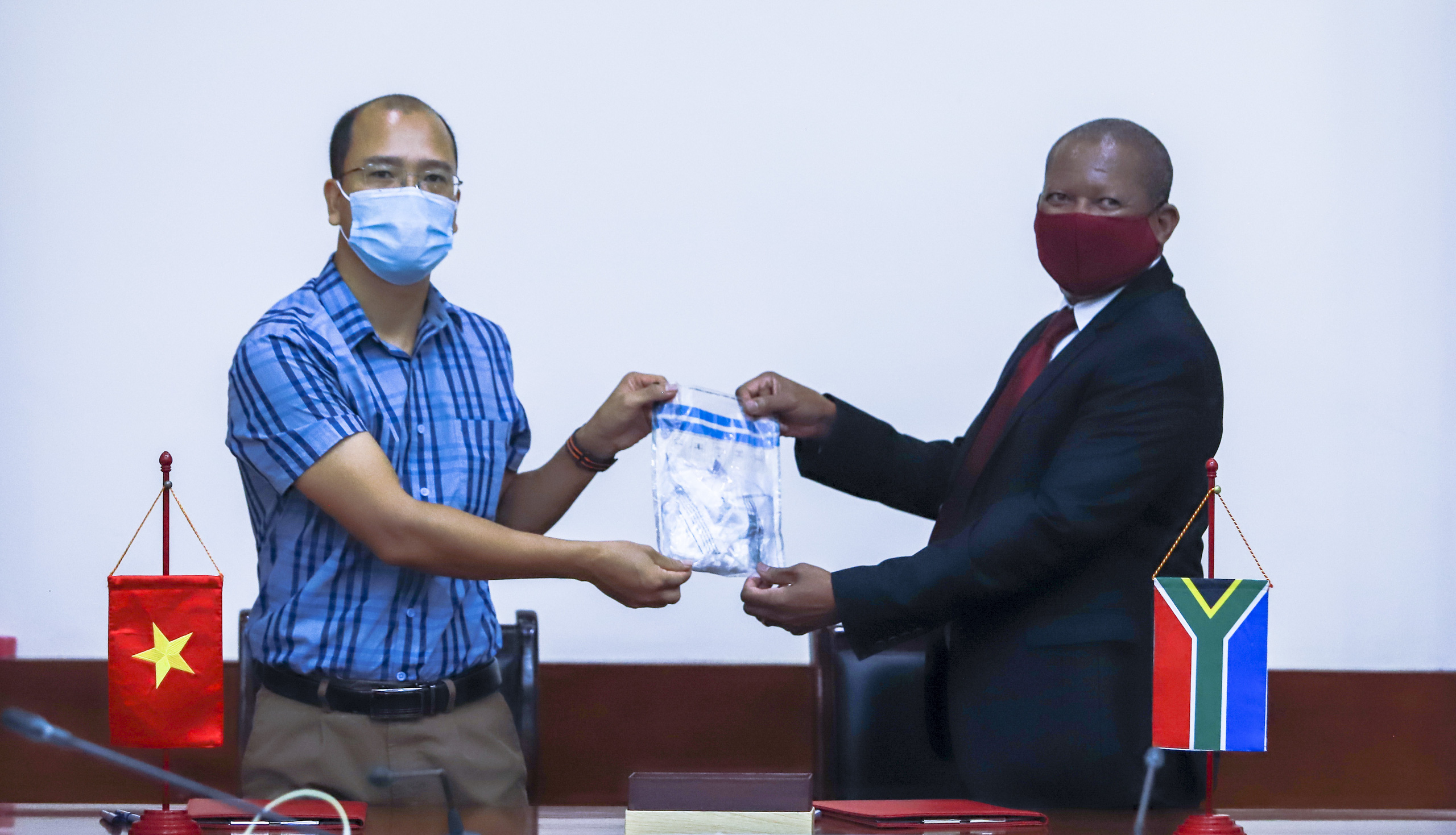 Việt Nam bàn giao 56 mẫu ADN sừng tê giác cho Nam Phi - Ảnh 1.