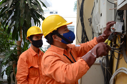 Tiêu thụ điện cao kỷ lục, EVN tiếp tục khuyến cáo sử dụng điện an toàn, tiết kiệm - Ảnh 1.