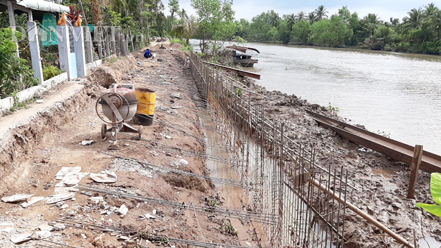 Công trình xây dựng bờ kè sông Bảo Định (TP.Mỹ Tho, Tiền Giang) đang đình đốn do doanh nghiệp xây dựng gặp khó bởi giá vật liệu tăng cao.