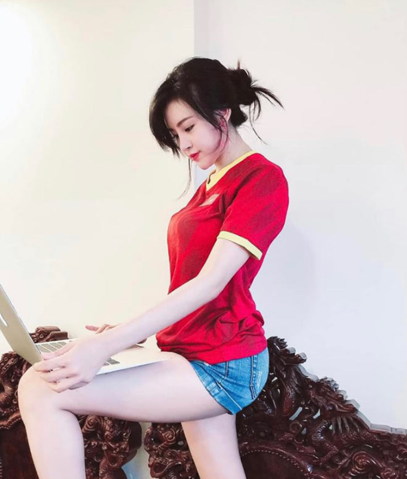 &quot;Bà Tưng&quot; cùng dàn hotgirl cổ vũ tinh thần ĐT Việt Nam - Ảnh 1.