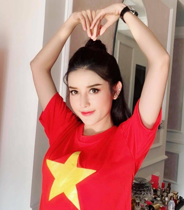 &quot;Bà Tưng&quot; cùng dàn hotgirl cổ vũ tinh thần ĐT Việt Nam - Ảnh 3.