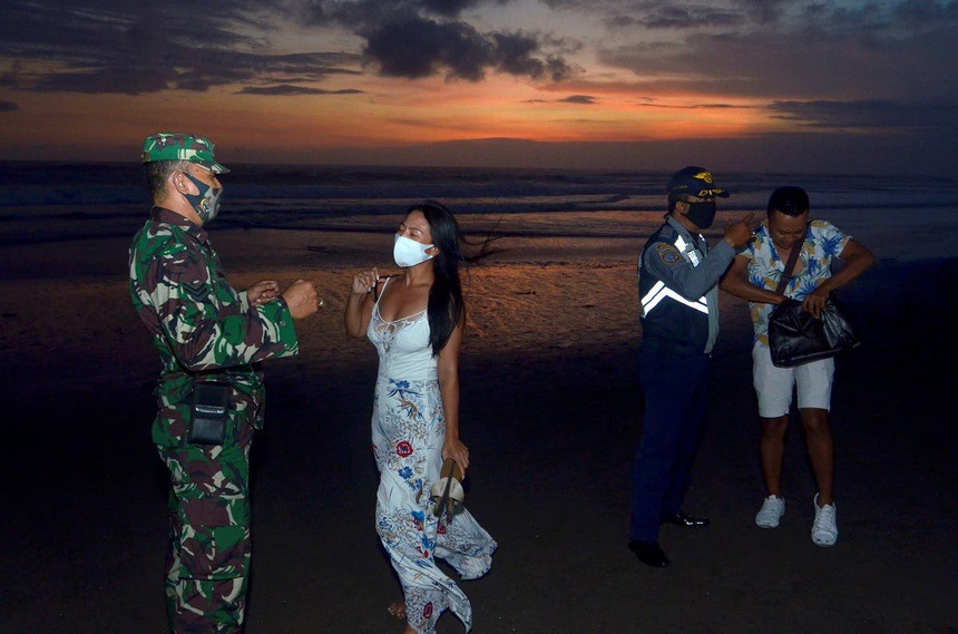 Indonesia: Khách du lịch quay &quot;cảnh nóng&quot;, thực hiện hành vi phản cảm - Ảnh 1.