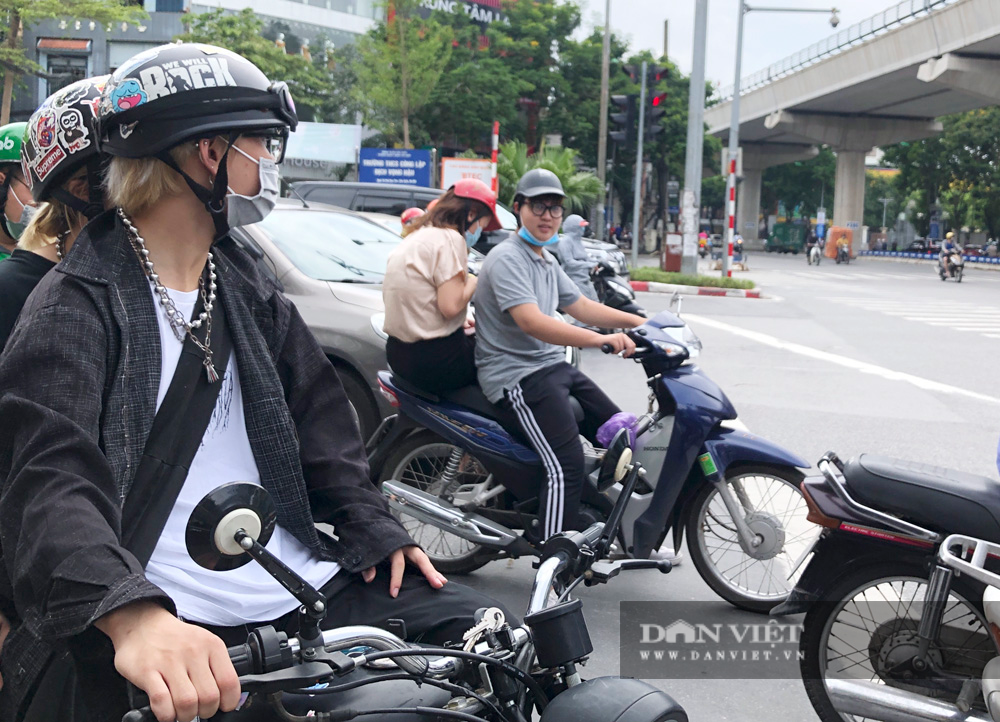 Cầu Giấy: Lơ là chống dịch Covid-19, người dân tụ tập, chơi thể thao nơi công cộng - Ảnh 5.