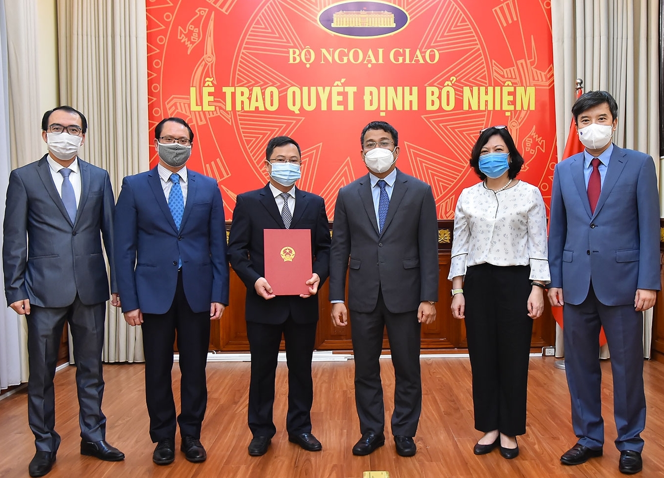 Trao quyết định bổ nhiệm Quyền Vụ trưởng Vụ Biên giới Việt – Trung - Ảnh 2.