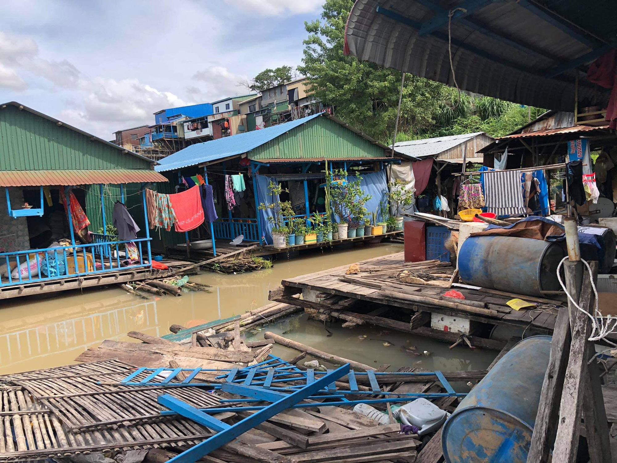 Đề nghị có lộ trình hợp lý di dời nhà nổi của người gốc Việt tại Phnom Penh - Ảnh 1.