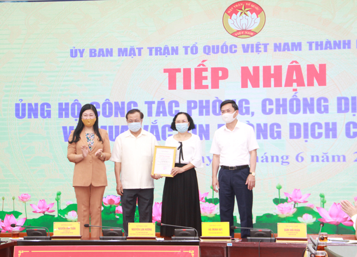 Hà Nội tiếp nhận hơn 20 tỷ đồng ủng hộ mua vắc xin, phòng chống dịch Covid-19 - Ảnh 1.