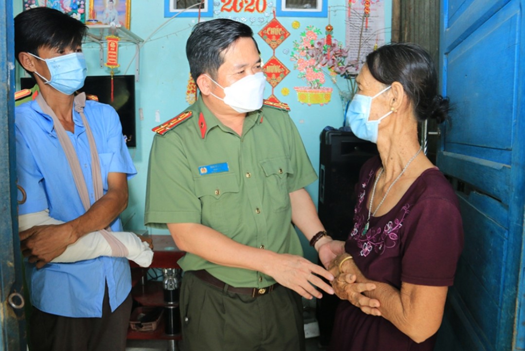 Trao kinh phí xây &quot;Nhà tình thương&quot; cho thành viên chốt phòng, chống dịch bị thương khi làm nhiệm vụ - Ảnh 2.