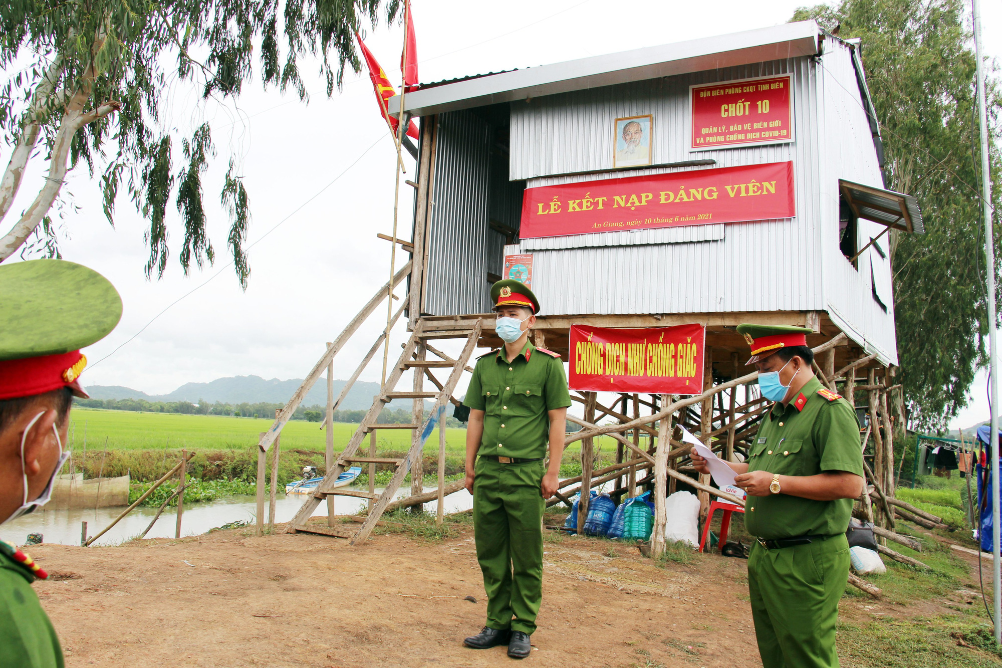 An Giang: Cán bộ chiến sĩ nhận quân hàm và kết nạp Đảng tại chốt phòng, chống dịch trên tuyến biên giới - Ảnh 2.