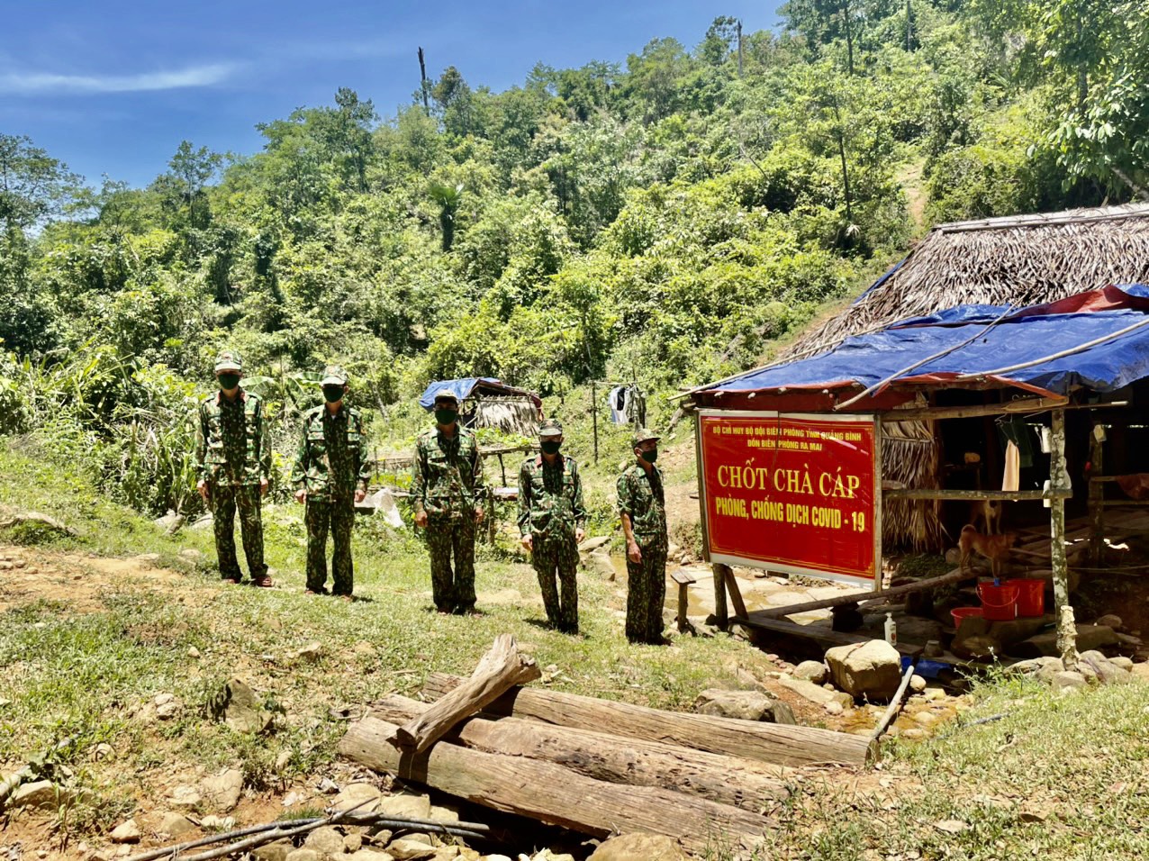 Quảng Bình: Người lính mang quân hàm xanh canh vùng biên dưới nắng nóng chống &quot;giặc Covid-19&quot; - Ảnh 1.