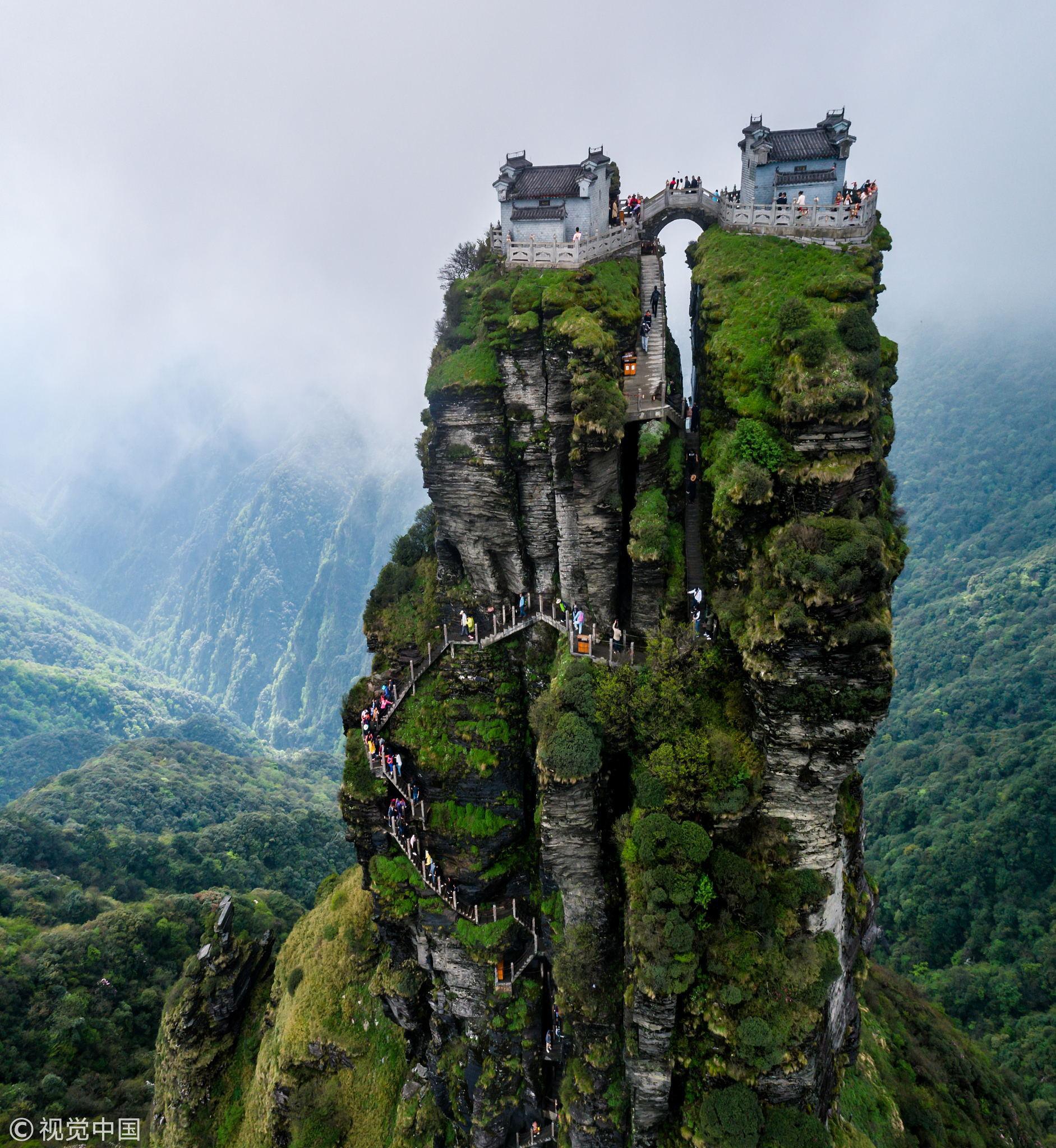 Trung Quốc: Rùng mình chứng kiến khách du lịch leo ngọn núi siêu cao, dựng đứng - Ảnh 1.