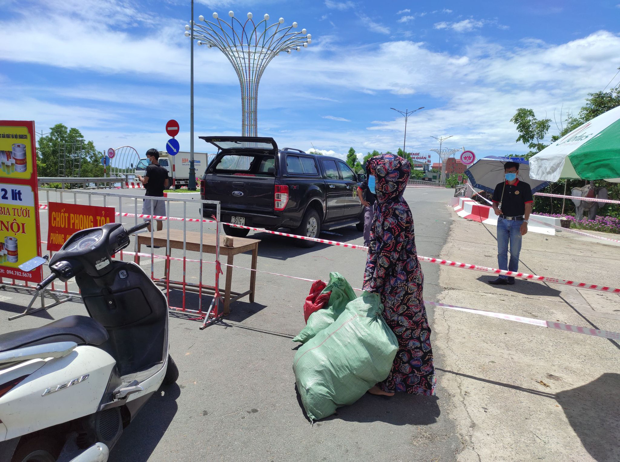 Cận cảnh đưa hàng hoá vào vùng cách y tế ở thành phố Hà Tĩnh - Ảnh 7.