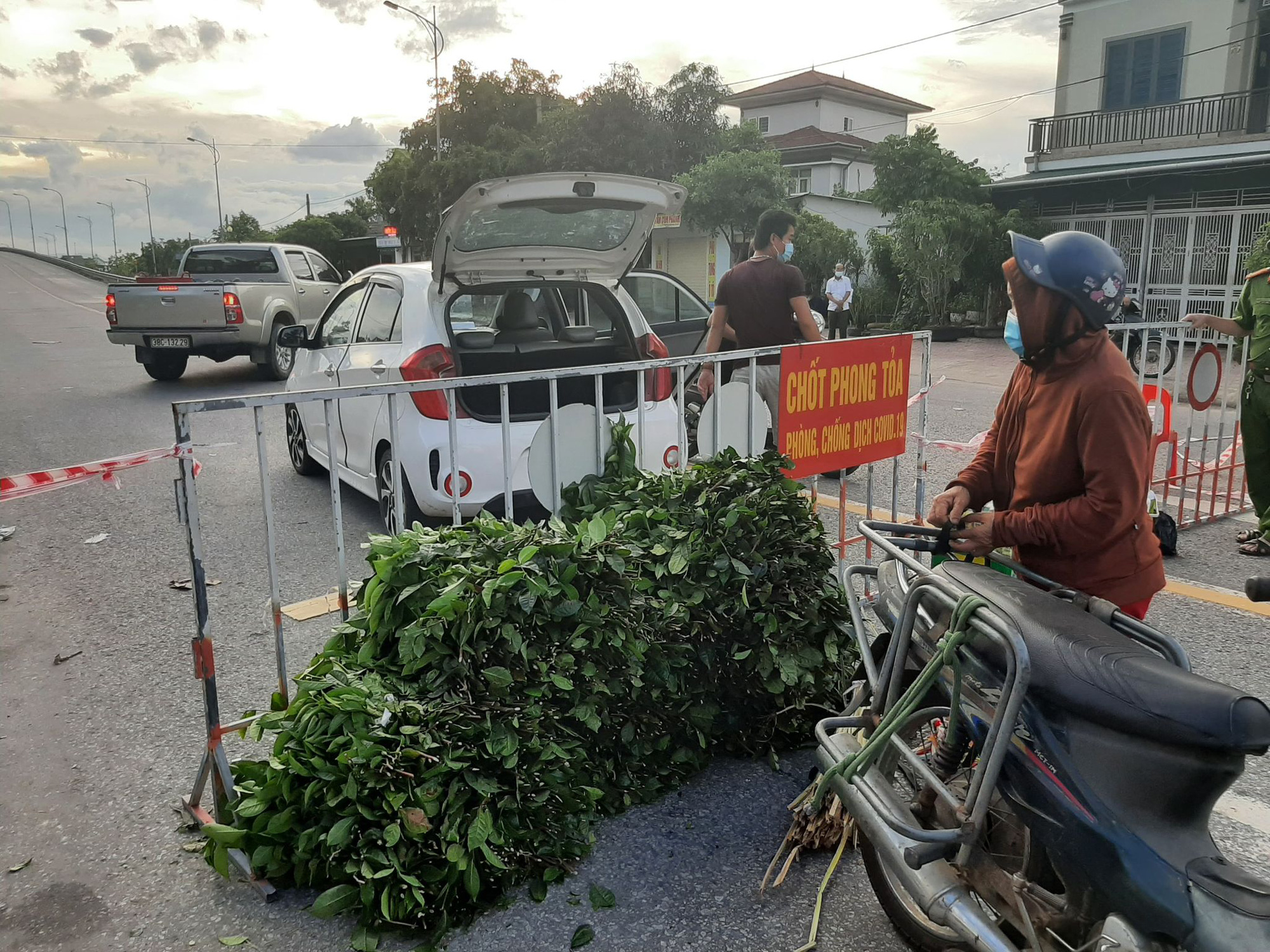 Cận cảnh đưa hàng hoá vào vùng cách y tế ở thành phố Hà Tĩnh - Ảnh 3.