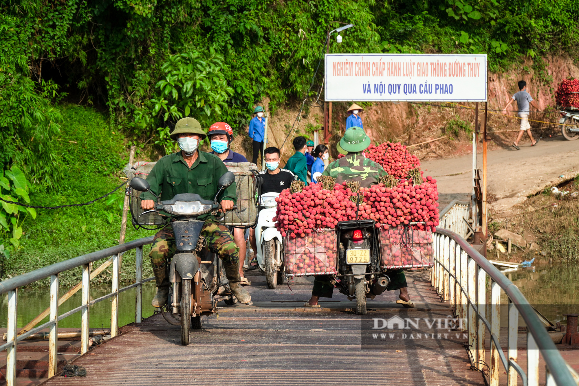 Sinh viên tình nguyện Bắc Giang đỡ xe vải cho người dân qua cầu phao dốc đứng - Ảnh 2.