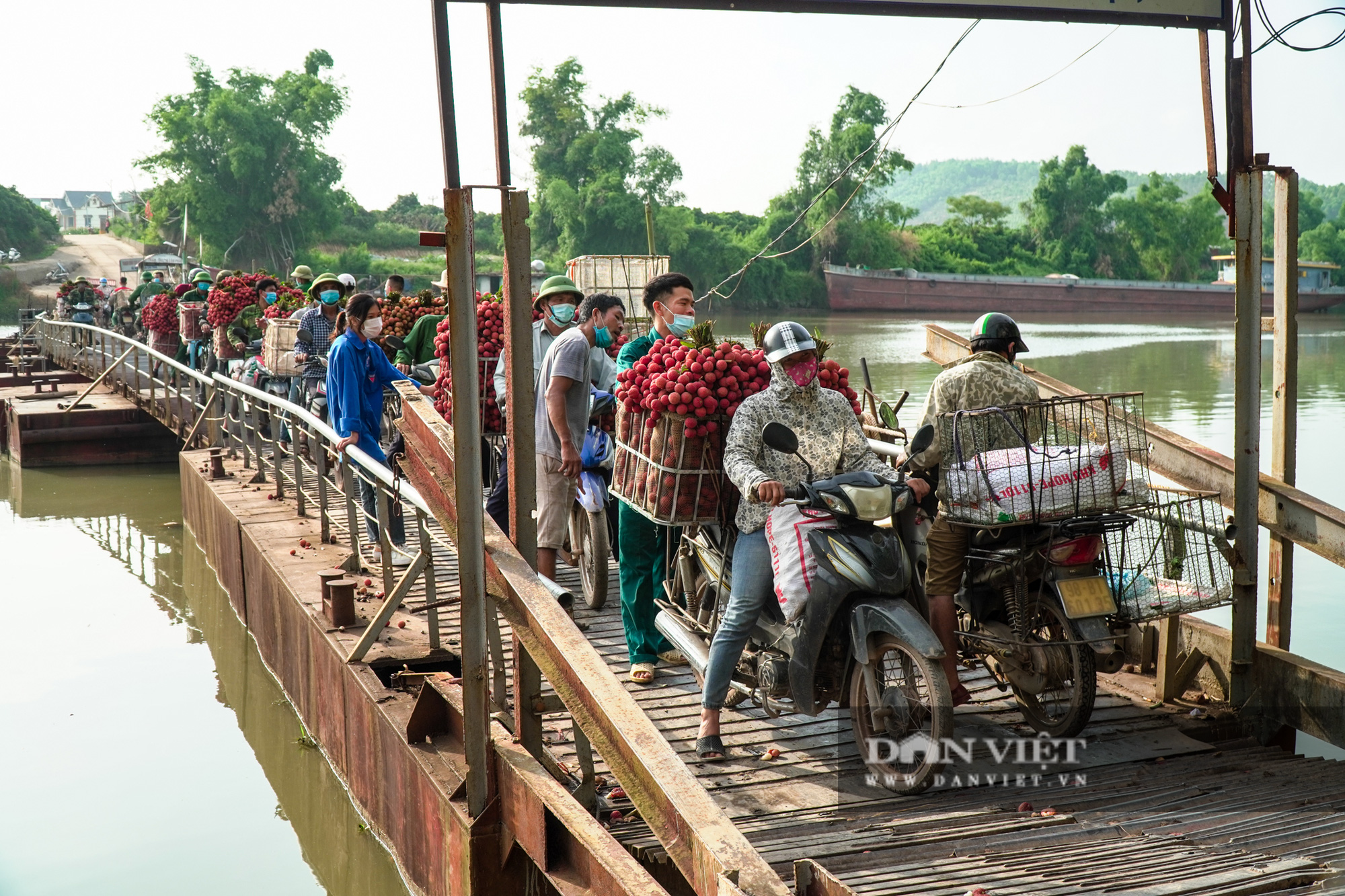 Sinh viên tình nguyện Bắc Giang đỡ xe vải cho người dân qua cầu phao dốc đứng - Ảnh 3.