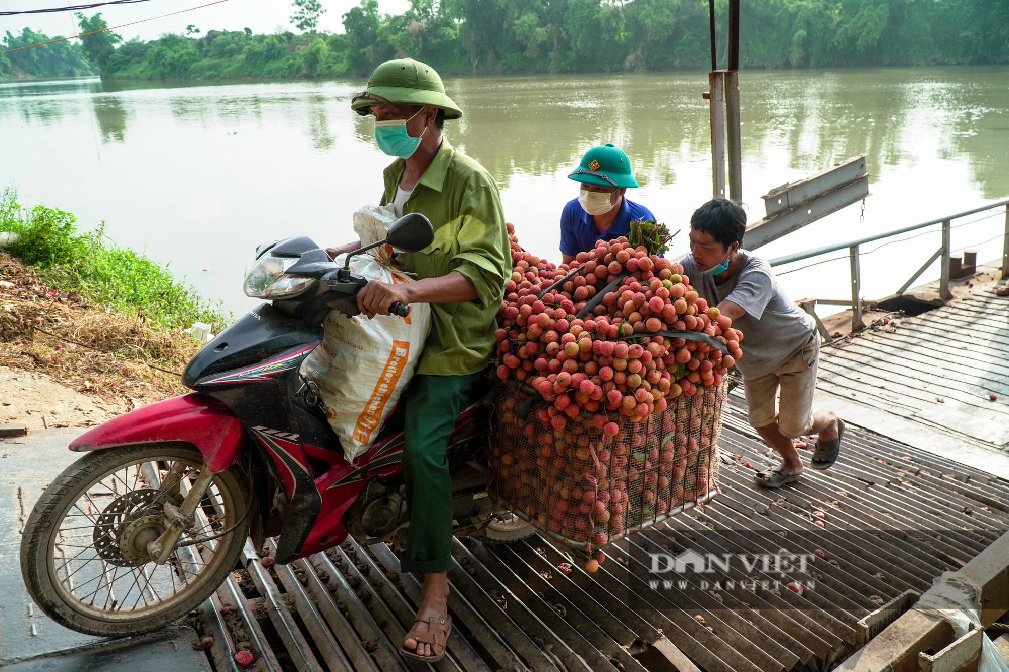 Sinh viên tình nguyện Bắc Giang đỡ xe vải cho người dân qua cầu phao dốc đứng - Ảnh 5.