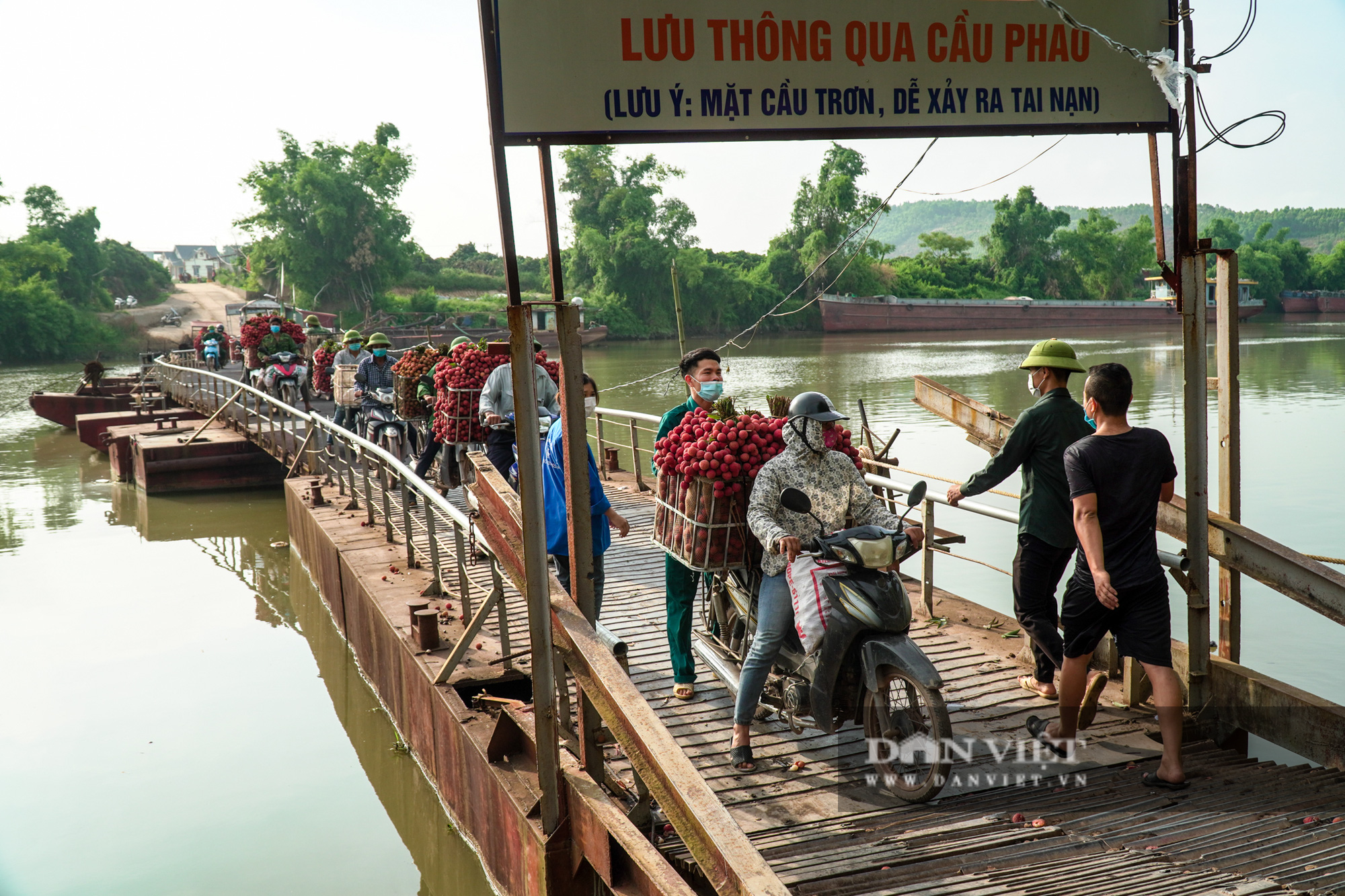 Sinh viên tình nguyện Bắc Giang đỡ xe vải cho người dân qua cầu phao dốc đứng - Ảnh 6.