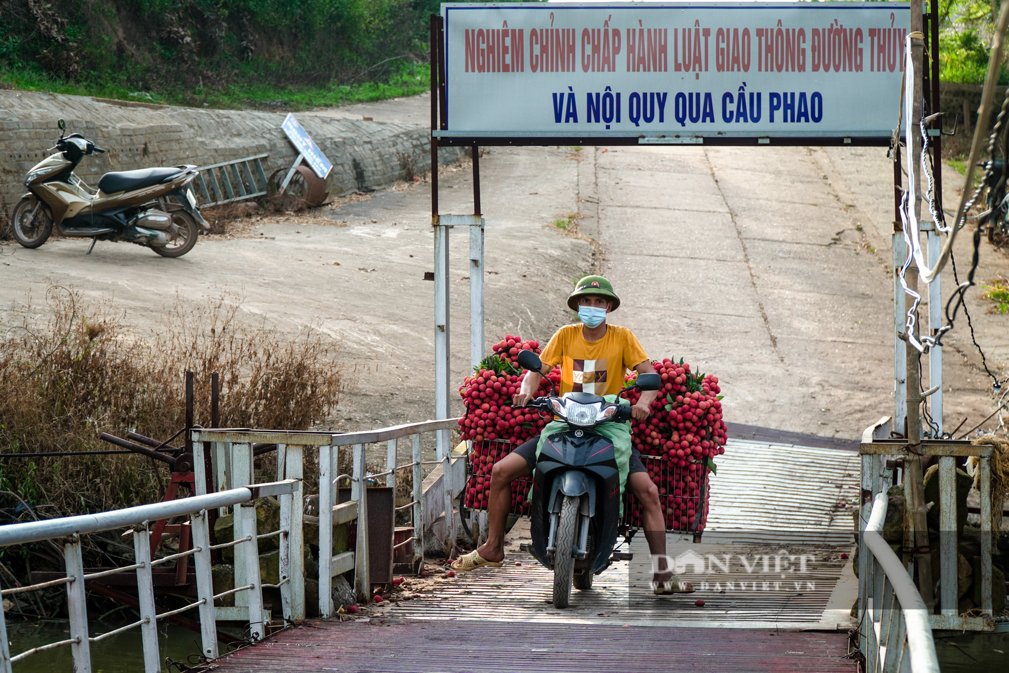 Sinh viên tình nguyện Bắc Giang đỡ xe vải cho người dân qua cầu phao dốc đứng - Ảnh 7.