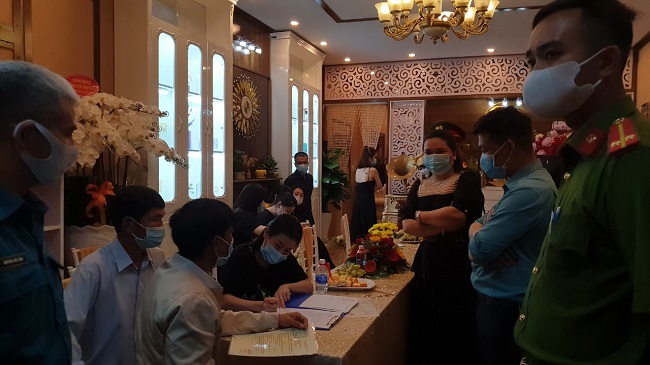 Thẩm mỹ viện Minh Châu Asian Luxury bị phạt 7,5 triệu đồng vì vi phạm phòng chống dịch Covid-19 - Ảnh 2.