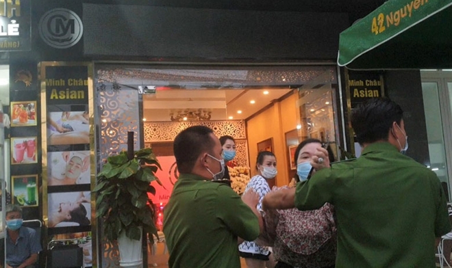 Thẩm mỹ viện Minh Châu Asian Luxury bị phạt 7,5 triệu đồng vì vi phạm phòng chống dịch Covid-19 - Ảnh 1.