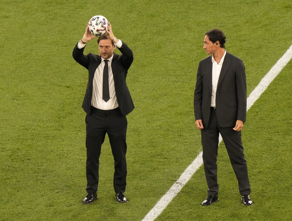 Bộ đôi huyền thoại thắp sáng lễ khai mạc Euro 2020 - Ảnh 1.