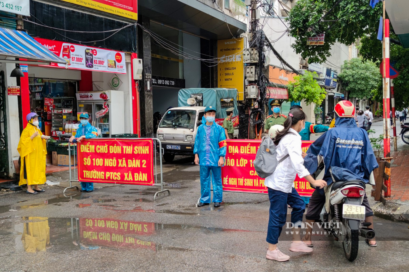 Lập hàng rào từ xa tại các điểm trường ngày đầu thi tuyển vào lớp 10 - Ảnh 9.