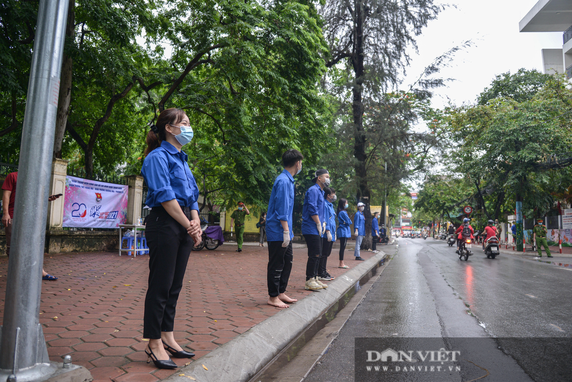 Tình nguyện viên &quot; đội mưa&quot;, ăn mì tôm tiếp sức sĩ tử trong ngày đầu thi lớp vào 10. - Ảnh 1.