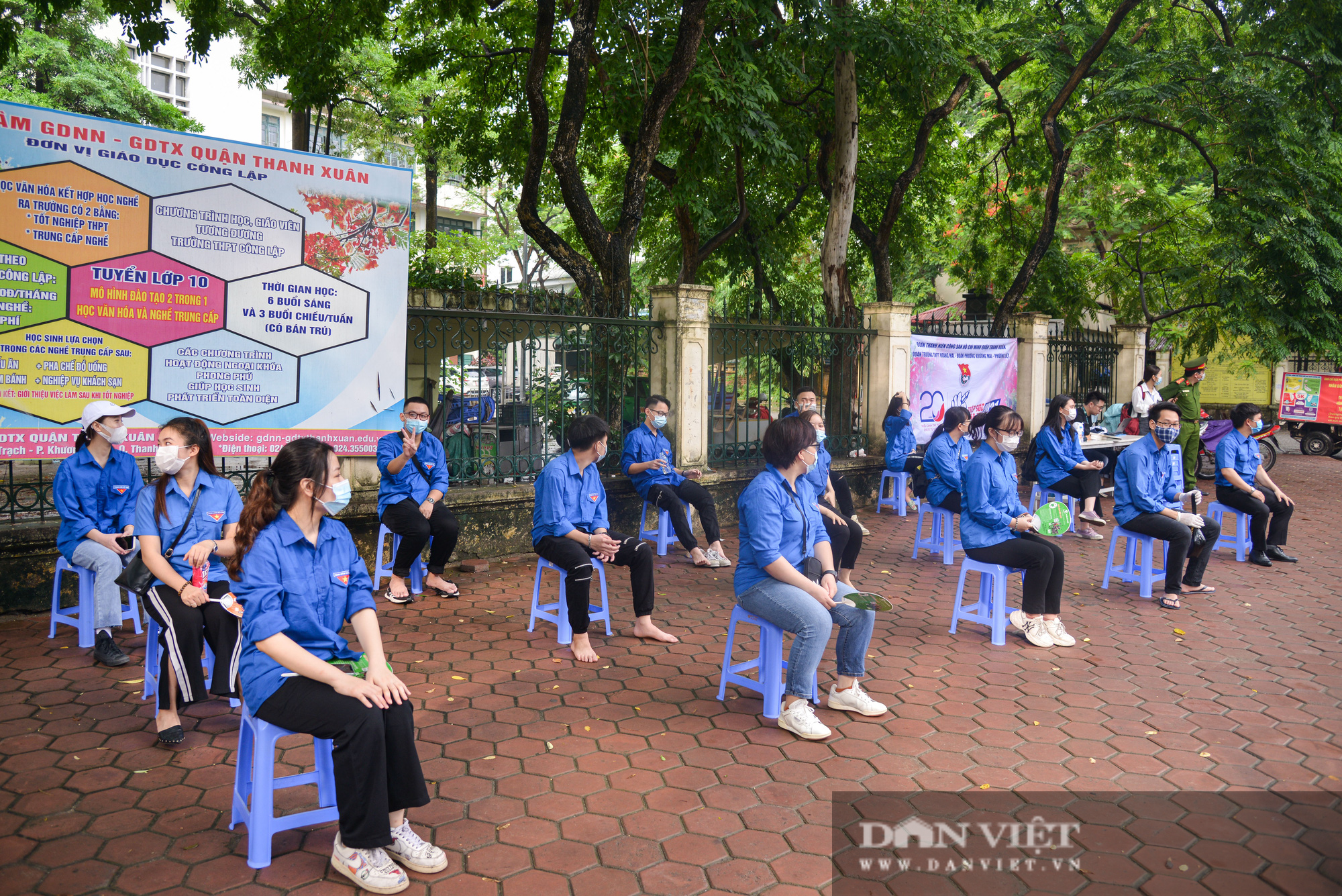 Tình nguyện viên &quot; đội mưa&quot;, ăn mì tôm tiếp sức sĩ tử trong ngày đầu thi lớp vào 10. - Ảnh 11.